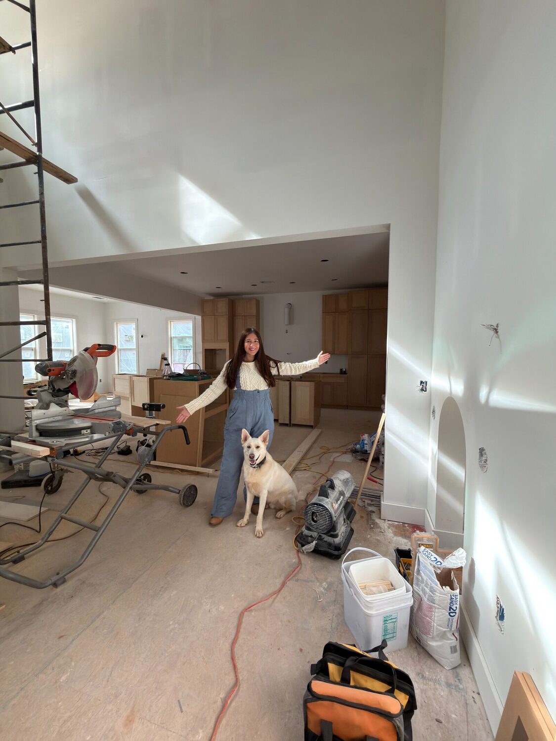 América Ahumada supervisando una obra en construcción en Carolina del Sur