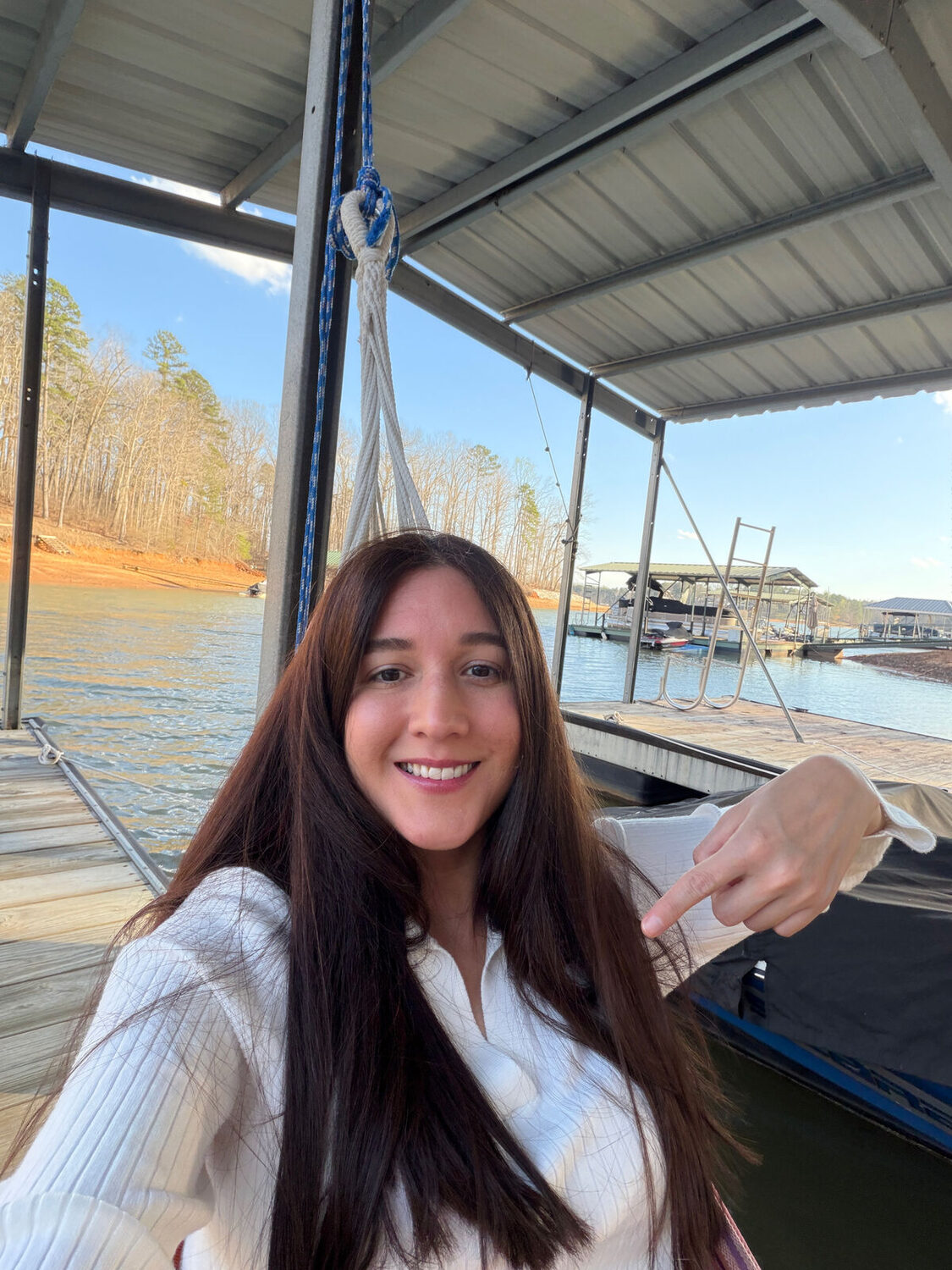 América Ahumada en el muelle del lago Hartwell, Carolina del Sur